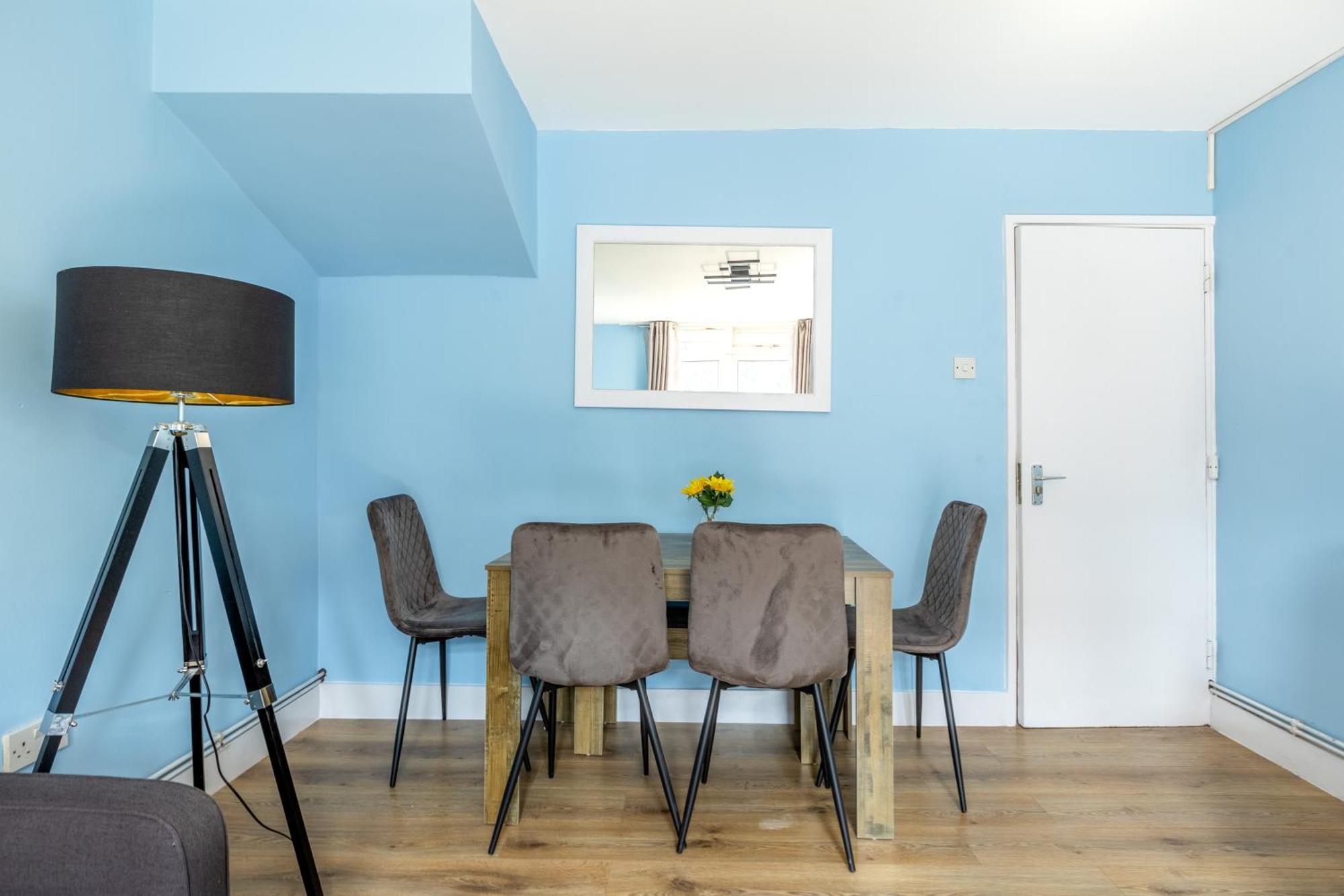 Magnificent 3Br Apt With Balcony London Exterior photo