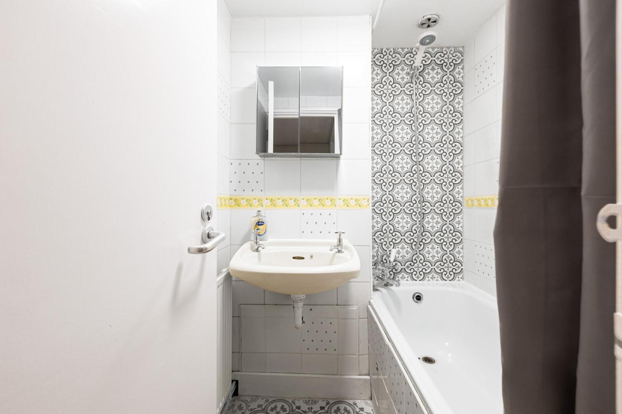Magnificent 3Br Apt With Balcony London Exterior photo